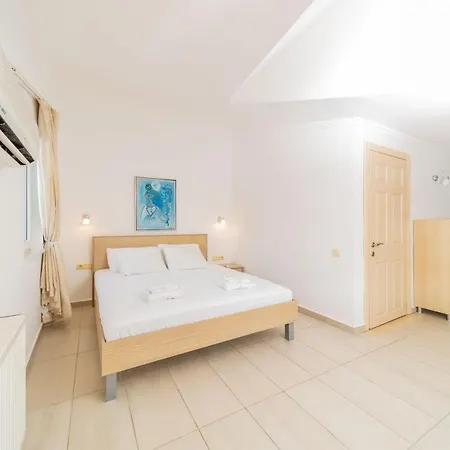Central Villa With Garden And Pool In Kemer *