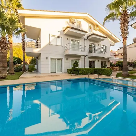 Central Villa With Garden And Pool In Kemer